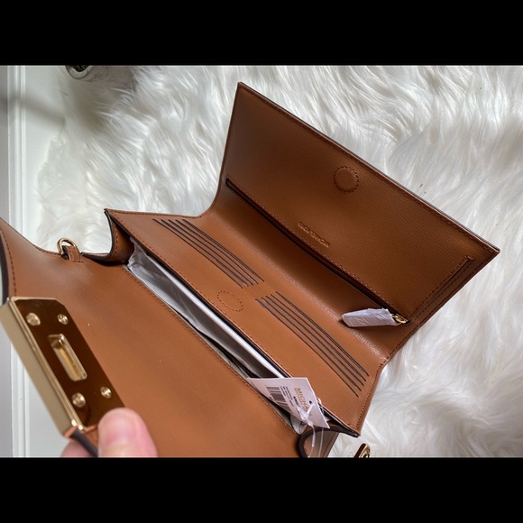 MK Kinsley Med Wallet Crossbody - Picture 7 of 7